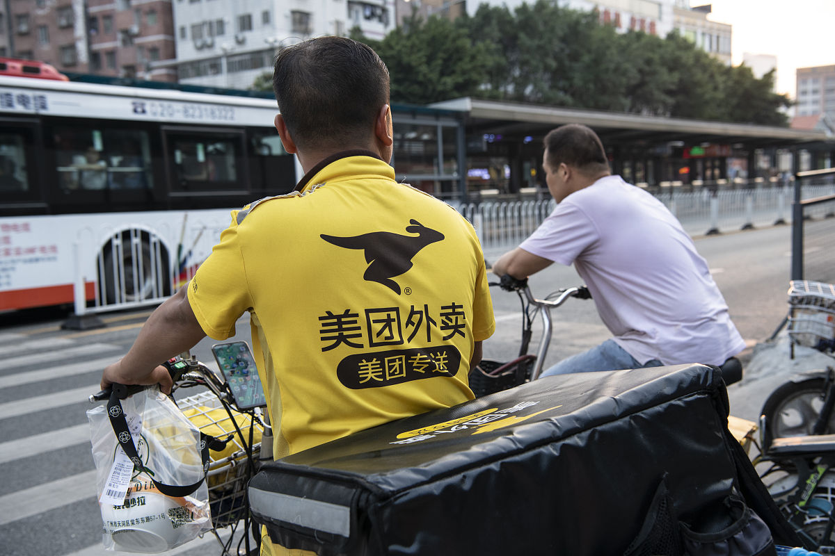 我叫肖剑锋我今年28我做过外卖员工作和快递员工作我学历是大专工作年限是3年工作地点是北京请帮我生成一份50字的自我介绍。