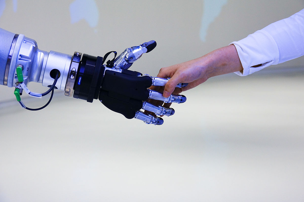 卡尔机器人装备：机械手臂、传感器等，助力高效运作