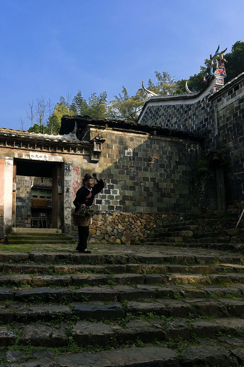 请用以下题材写一篇岳阳楼记一样文体的文章： 三帝殿记 分宁古邑修水新村接湘引赣朝霞暮彩吕仙黄龙斗武庭坚陈儒修文。属地叶源隶辖高乡上沐紫云下濯清涟人文鼎盛黎庶淳朴侣物友民尊神重诲。致意莫如朝圣虔诚达于礼神。里有灵社名舒家桥坛庙之设无古于斯。主神三帝交释结道福民佑人生生亡亡香烛缭绕。然其制简败赤石垒叠年深日久其文漫灭虽作古之人被泽于神然遗老故贤仰首欷歔。于是启请阖村众蕃公谋高造众善欣从。尊地仙择吉延