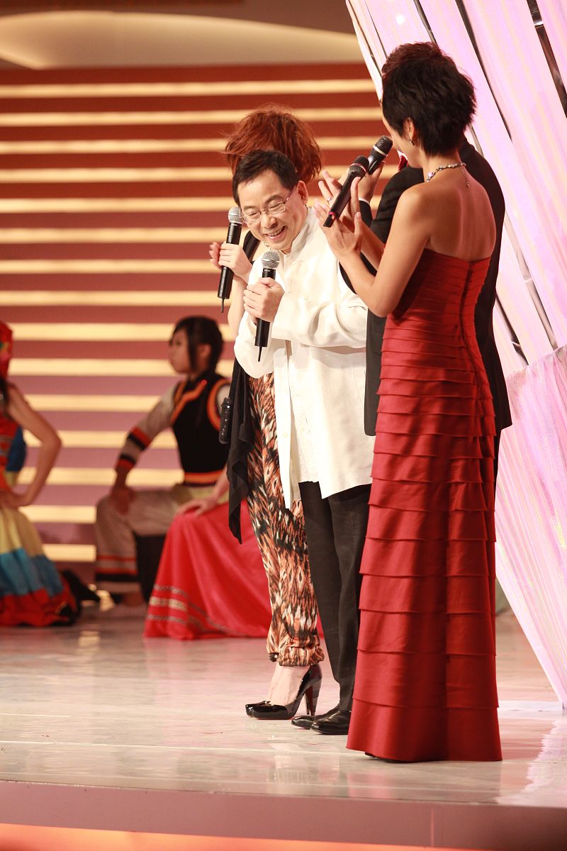 作为一名有旅游管理专业丰富教学经验的高校教师请你帮忙设计一个可以参加职业学院教学技能竞赛的红色导游词撰写教案。要求以学生为课堂主导学习过程充满趣味性。包括教学内容和对内容的分析学情分析学生的现有学习特点教学知识目标能力目标素质目标教学重难点和解决措施教学方法教学过程中的教师行为和学生行为。