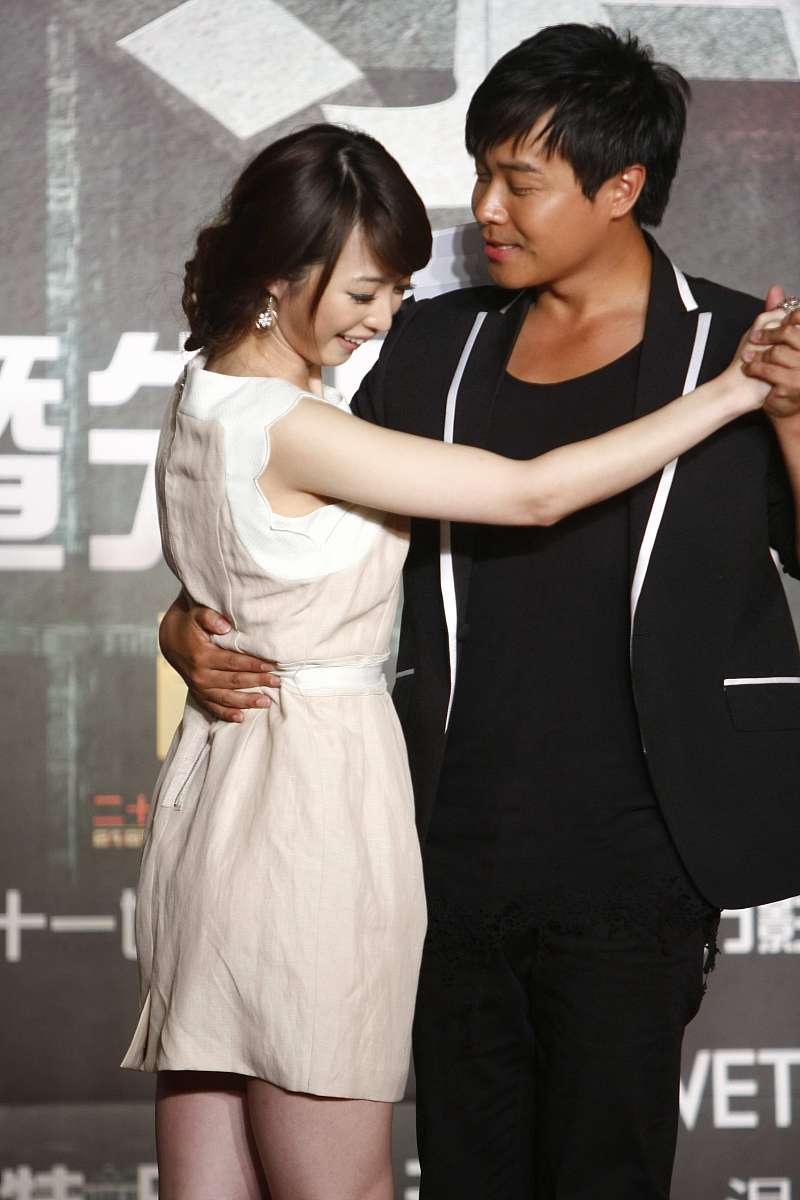 请你以《我们宿舍》为题创作一个悬疑剧本。注意剧本的写作规范篇幅在3-5分钟