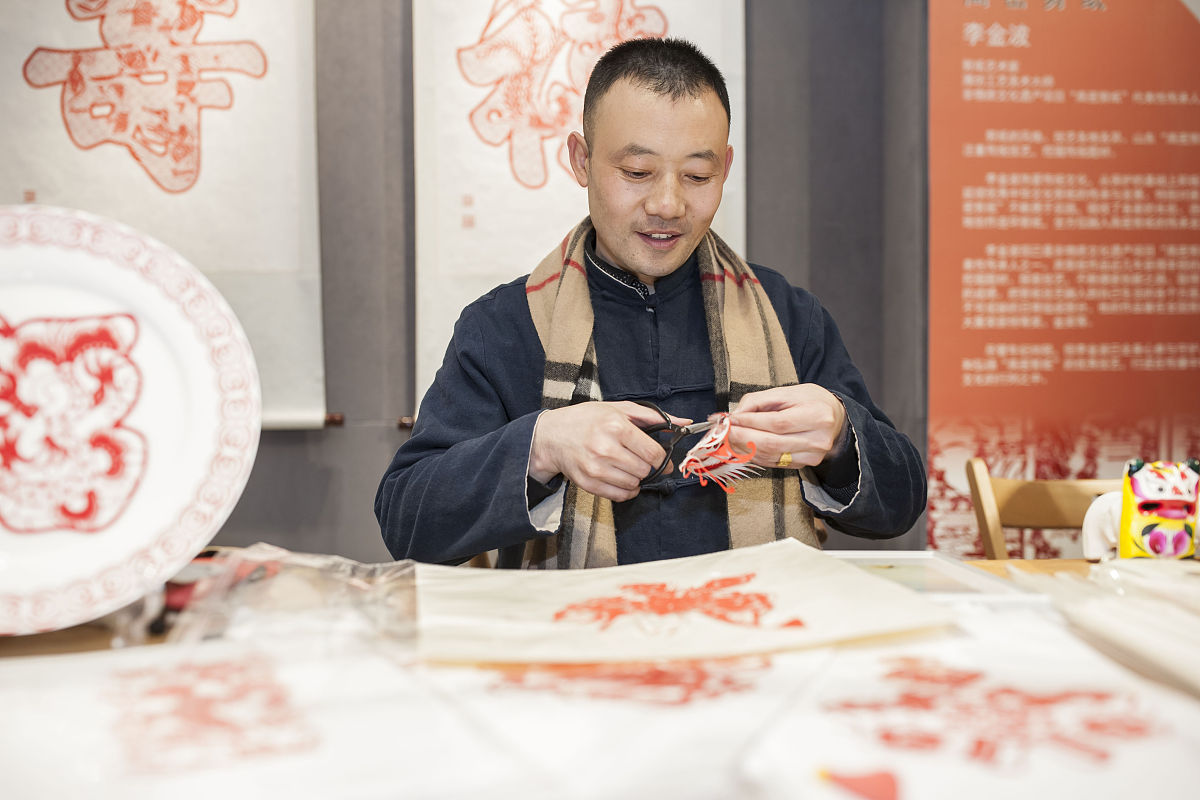 请改写以下段落让用词更准确内容更丰富：弘扬中国传统文化传承匠心。