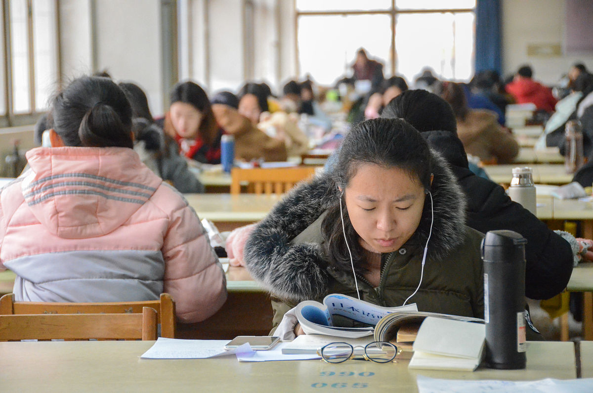 2018年1月15日,山东聊城.在山东聊城大学图书馆内,大学生正在紧张的复