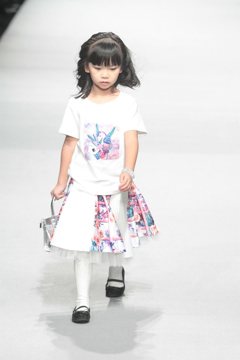 撰写一篇童装时尚穿搭文案以描述服饰具体细节为主题服装类型：白色收腰连衣裙黑色蝴蝶结装点整体、休闲橙色系T恤百搭随性、短袖T恤青色系印染