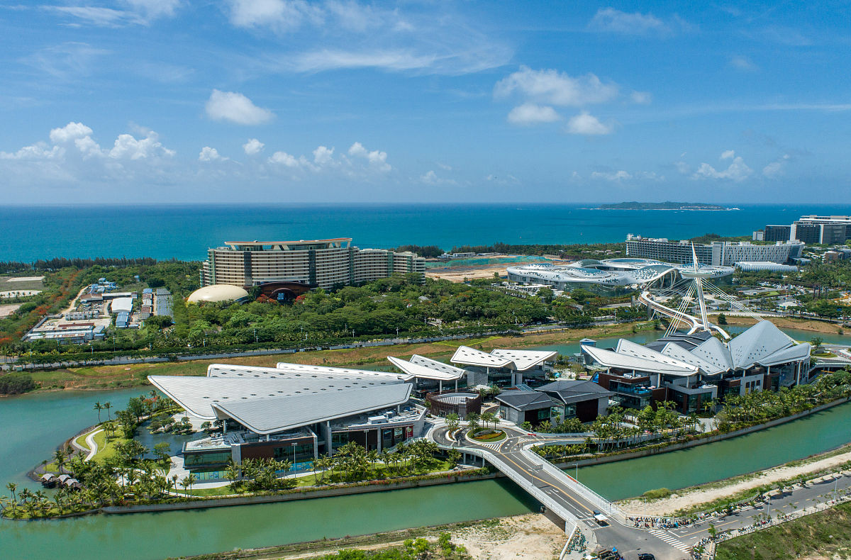 海南是我国首个国家全域旅游示范区创建的省域创建单位三亚市位于海南省最南端与享誉世界的旅游胜地迈阿密、夏威夷同在北纬 18°是为世人熟知的热带滨海旅游城市。改写意思不变