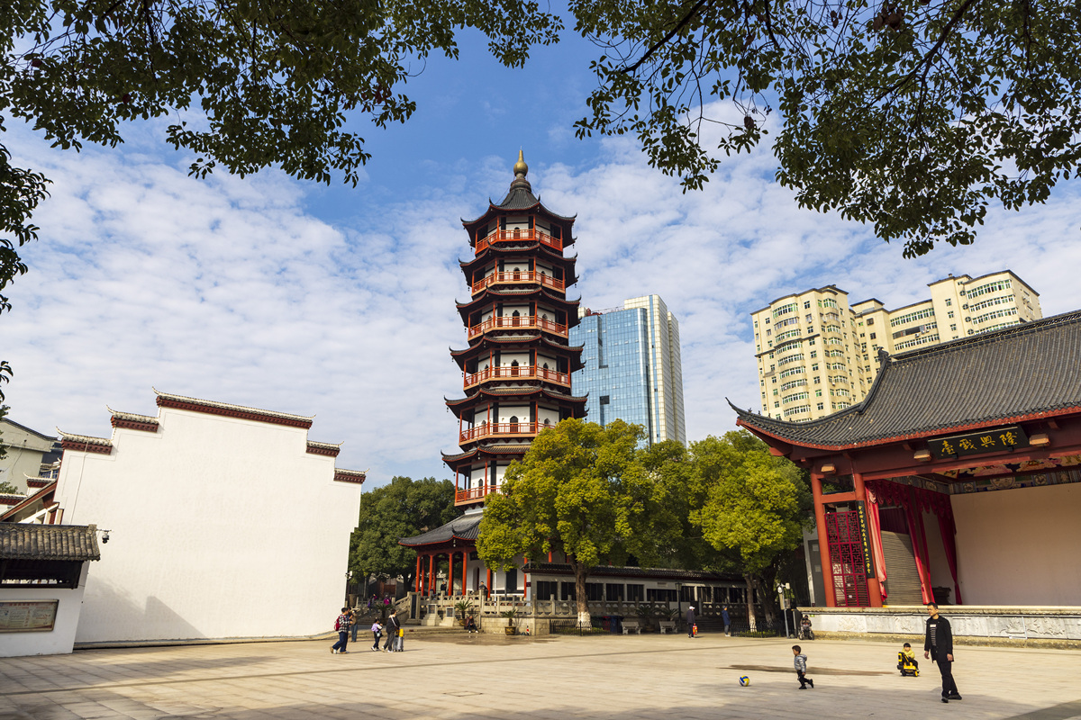 2025年11月23日,江西南昌,绳金塔历史文化街区.