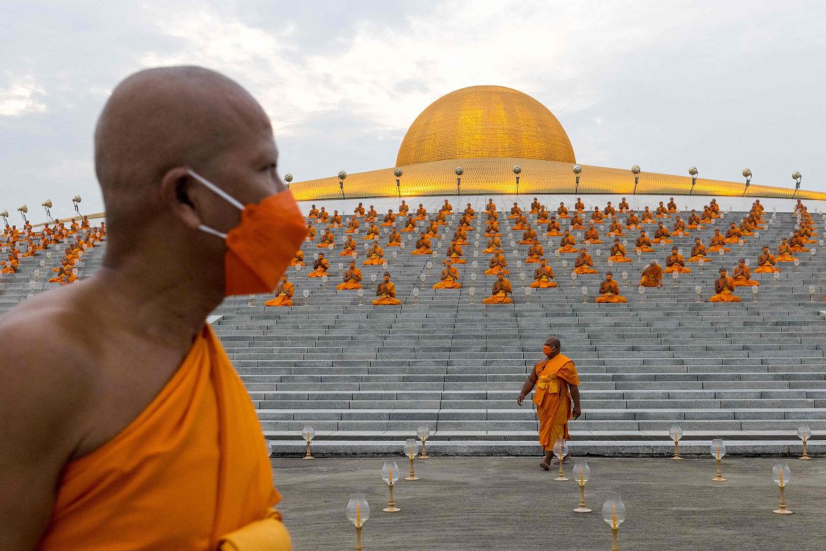 当地时间2022年2月16日,泰国巴吞他尼府,泰国僧侣在法身寺(wat dhamma