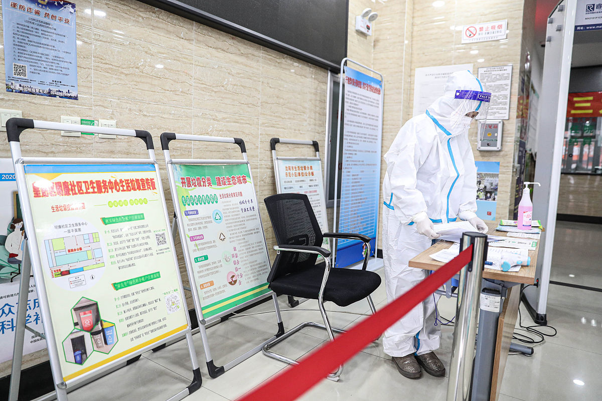 下面这段话根据你所掌握的有关新冠疫情以及医院感染有关的知识有没有更好的写法请帮助润色修改以便能够用于论文：新型冠状病毒COVID-19的爆发对全球医疗保健系统造成了巨大挑战尤其是在医院感染的防控方面。医院感染是指患者入院48小时后在医疗机构内因治疗、护理等过程中感染病原体的现象。而在在新冠疫情背景下医疗资源紧张控制医院感染不仅能够有效减轻医疗系统的负担降低医疗资源消耗降低患者治疗难度和费用提高患者