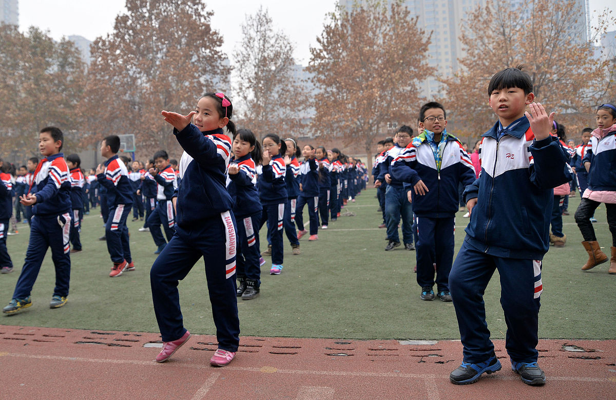 2014年12月9日,河北省邯郸市渚河路小学的师生正在热舞"小苹果".