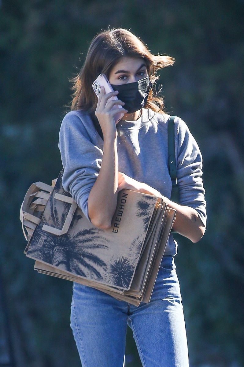 当地时间2022年2月5日,加州,星二代超模凯雅·杰柏(kaia gerber)现身
