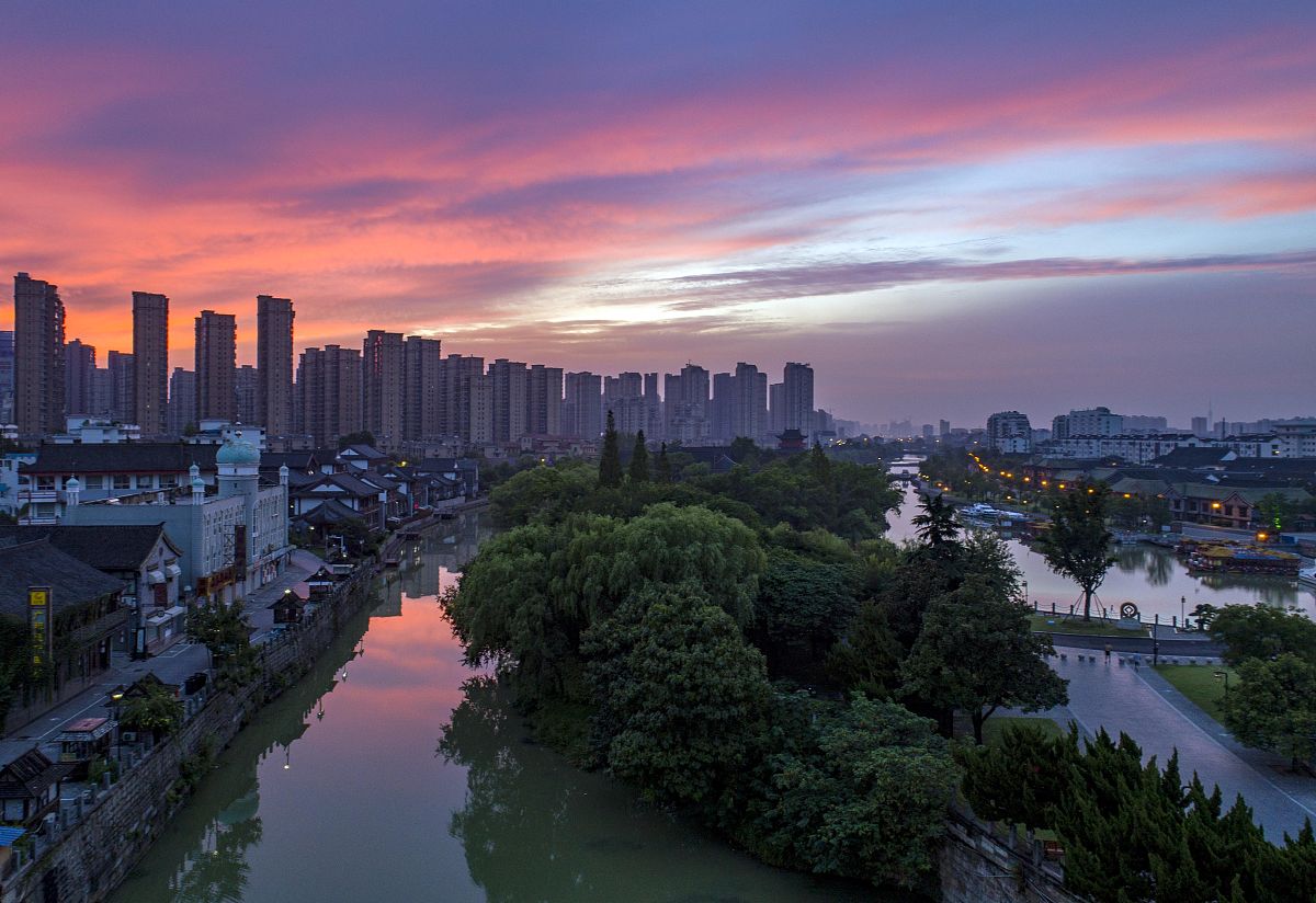 2020年8月20日,江苏省淮安市里运河上空的美丽朝霞.一夜雷雨过后,淮安