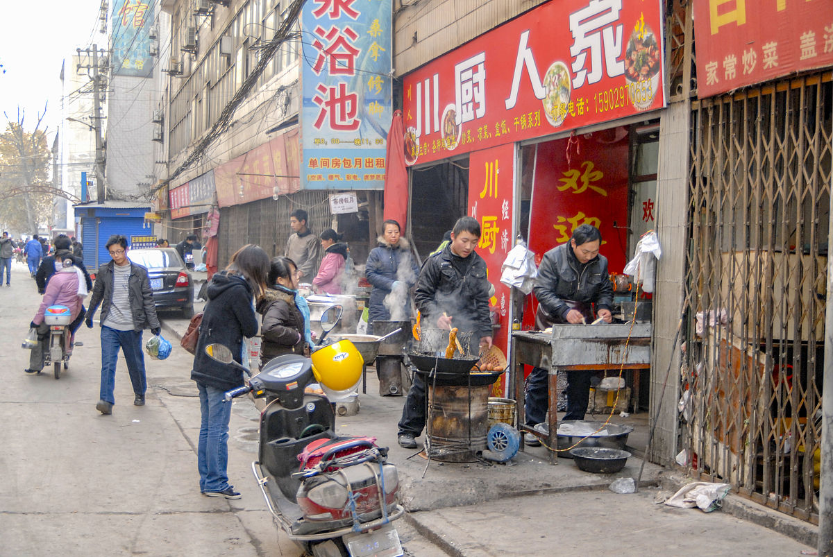 西安市西咸新区城市流动摊贩综合治理研究的研究背景写成一段话格式不少于。