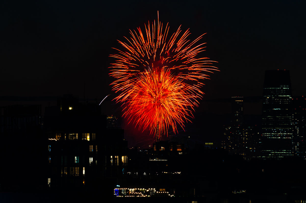 当地时间2021年6月15日,美国纽约,当地放烟花庆祝纽约州成人疫苗接种