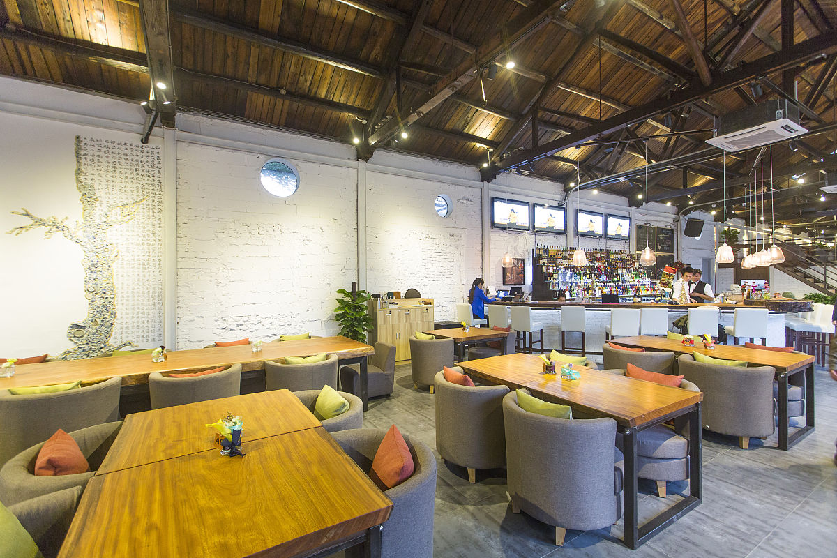 济南创高集装箱咖啡店：车站地铁口打造独特商铺，户外地板铺装现场