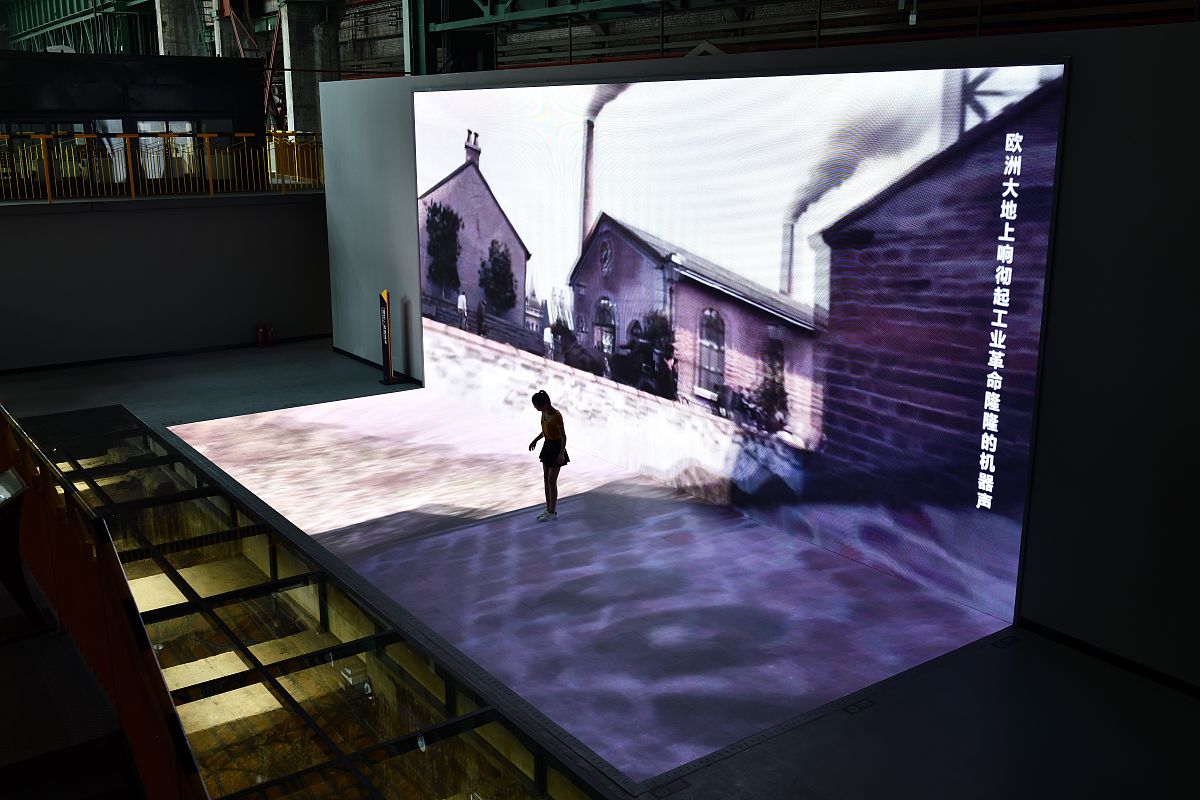 创世之光：投影艺术与空间设计 - 张梦琪、李嘉诚