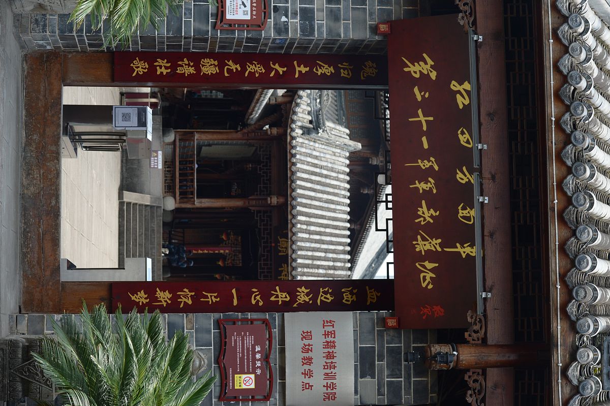你充当一个写作文员我给你一段话你对这段话进行伪原创、润色改写降低与原文的相似度保持主要意思不变再进行一句话的简单扩写扩写加在原来的内容后面也就是放在同一个pp里面不要放在一个单独的pp里面并且保持html标签不变给你的内容如下： p四川省大邑中学创建于民国17年1928年3月其前身为始建于清光绪二十五年1899年的平云书院。民国18年1929年学校班次增多校舍不能容纳。刘灼