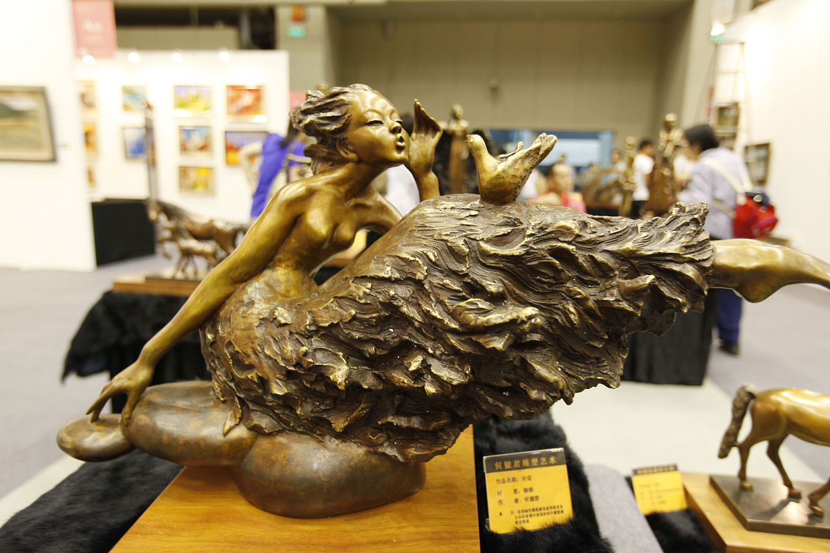 董书兵雕塑作品《大地之子》：青铜巨像展现人与自然的和谐