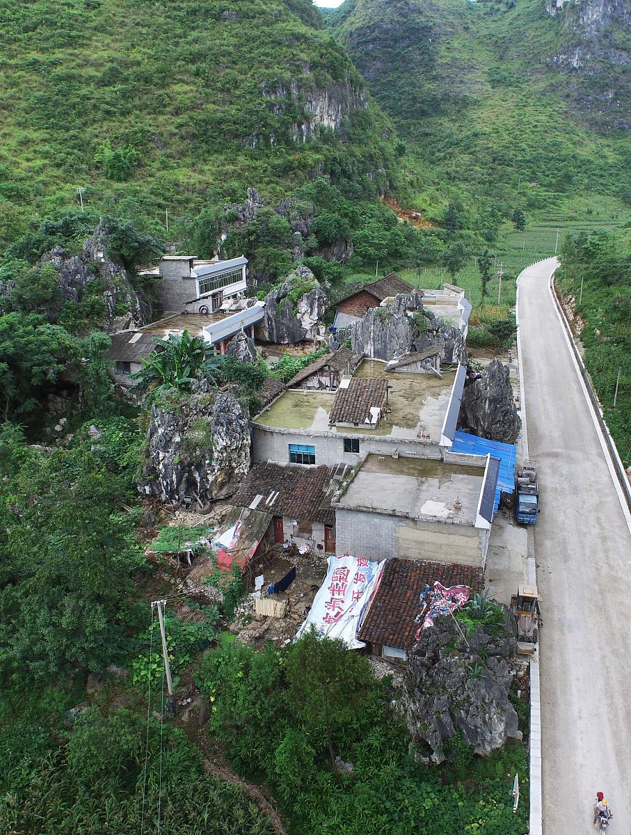 平南县官成镇村镇道路现状环境情况