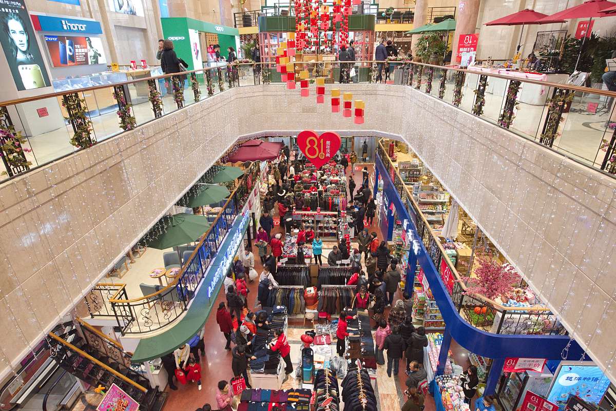 2017年12月10日,大连一家大型国有商场81周年店庆,消费者在商场选购货