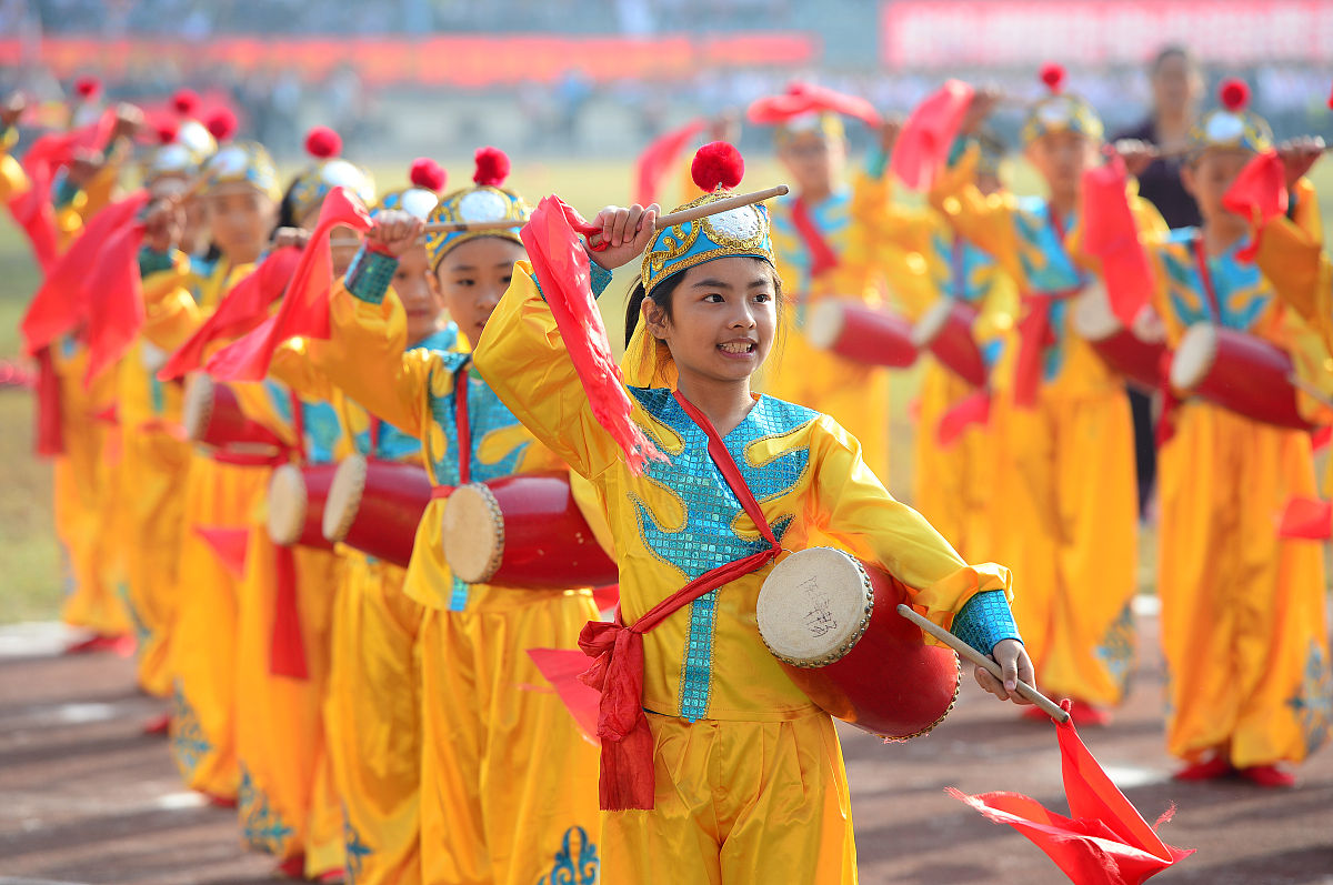 运动会通讯稿尊敬的各位领导、亲爱的同学们：今天我们迎来了学校第二十届运动会的盛大开幕！在这个美好的时刻我代表全体运动员和工作人员向大家致以最热烈的问候和最诚挚的祝福！本次运动会分为田径、游泳、篮球、足球等多个项目共有近千名同学参加。运动员们在经过长时间的训练和比赛筛选后终于有机会在这个舞台上展示自己的实力和风采。我们相信无论是哪个项目哪个年级每位运动员都会全力以赴为自己的班级和学校争取荣誉！除了运