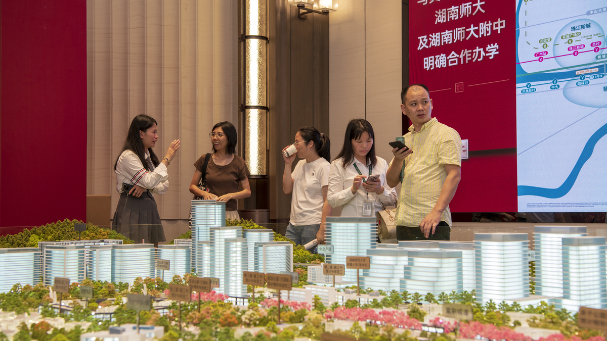 请为雅居乐宏府翰林山房产项目设计具体的营销活动执行方案写成一段话格式不少于2000字。