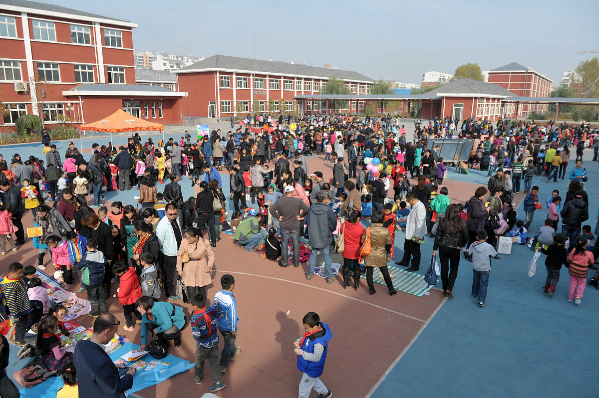     2012年10月25日,银川市二十一小学湖畔分校,小学生正在校园跳蚤市
