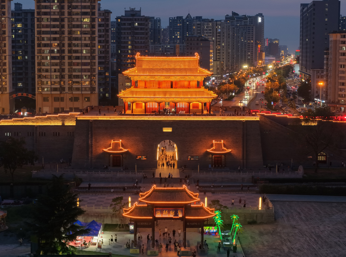 以旅途博主的口吻写篇西安旅游文章以下景点西安鼓楼、西安丰裕口河流、西安汉城湖、西安大雁塔北广场、西安永兴坊、西安夜景需带标题和互动语句