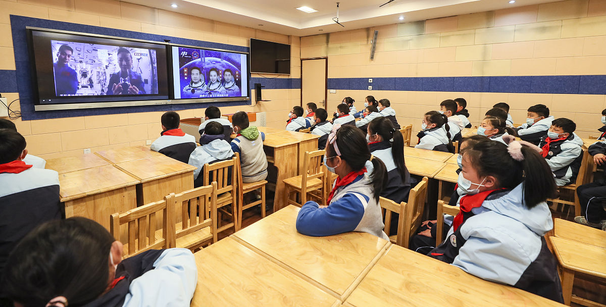 小学信息技术与音乐教学结合案例：虚拟现实与移动互联网的应用