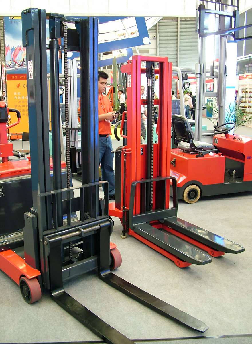 关于平衡重堆高车选购的500字文章