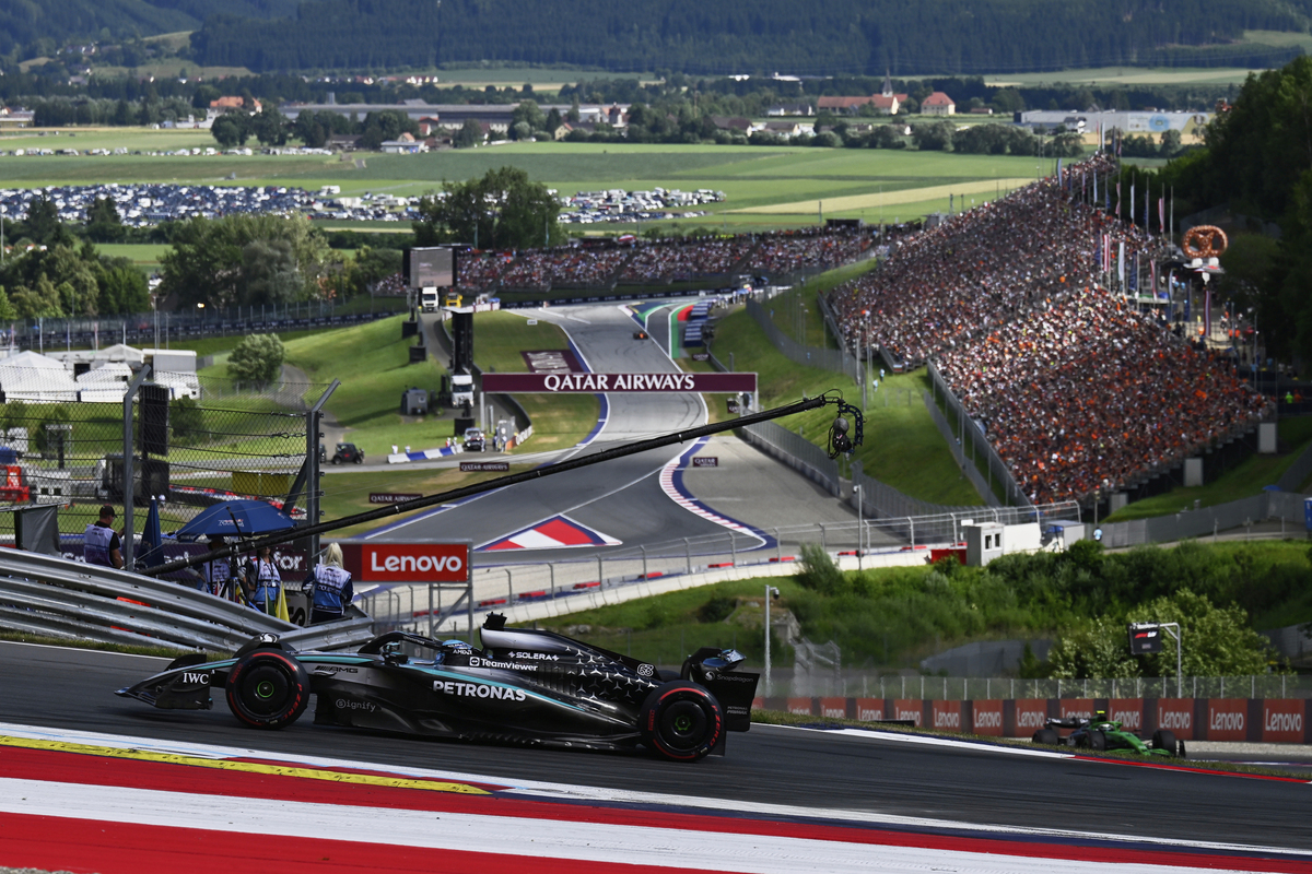 please generate summary with 10 sentences from httpstheathleticcom437322120230402australian-gp-red-flags-verstappen