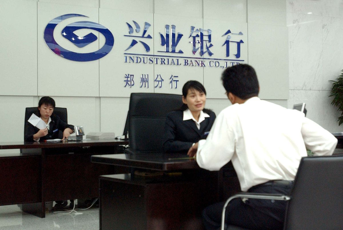 2004年10月11日,郑州,兴业银行的工作人员正在对公业务实行全开放式办
