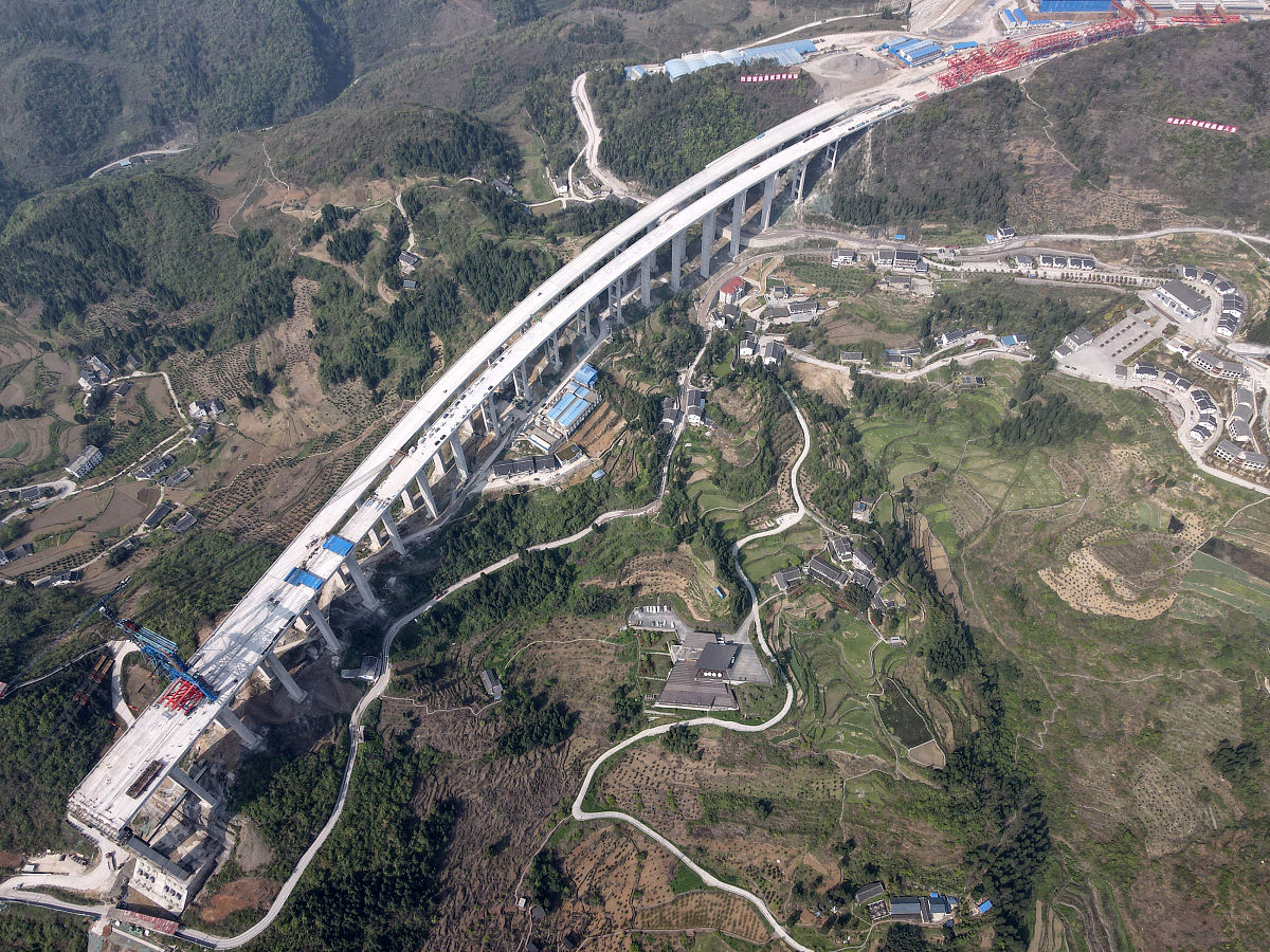 云南省丘砚高速项目丘北县到砚山县路段涉及到边坡工程的路段有哪些以及各路段各使用了哪种边坡施工方法详细解答并扩展补充