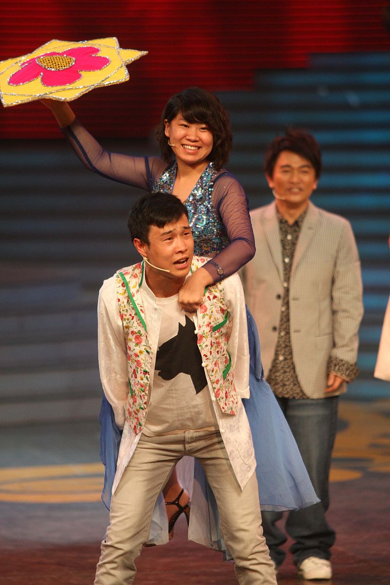 小沈阳39岁告别小品，妻子沈春阳不惜扮丑助夫重回舞台：爱情与事业的双重奏