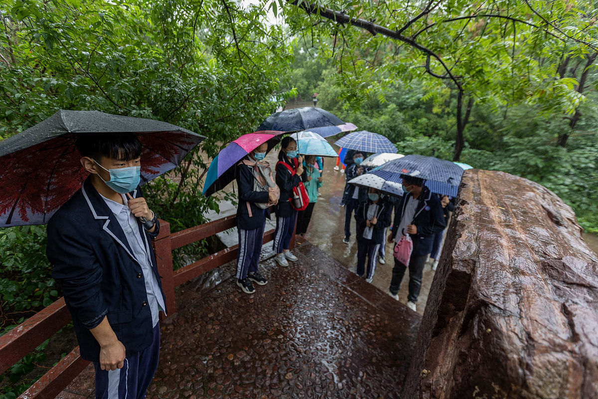 把地理研学旅行课程应当充分结合地理学科的教学内容以地理学科的育人目标为框架以地理课程标准为基础这段话给我换种更学术化的说法表述降重