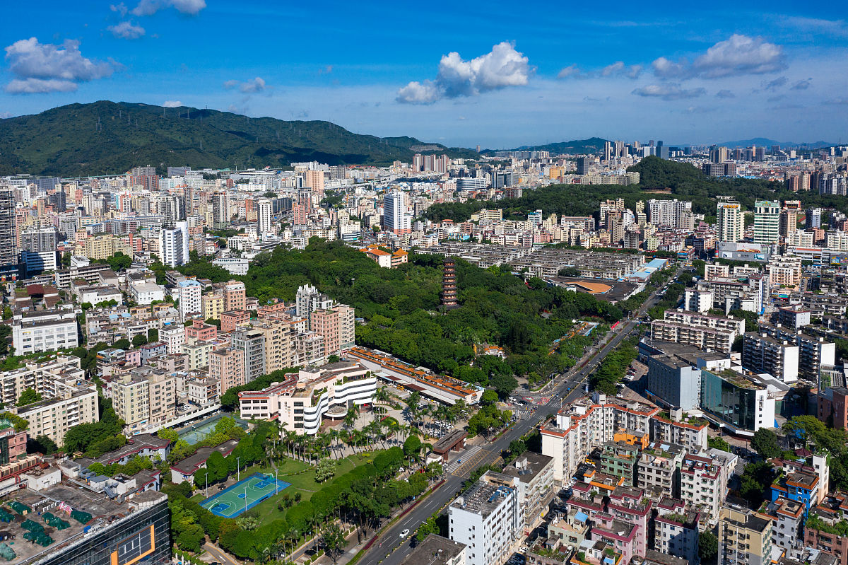 2021年8月21日,航拍深圳龙华公园风景.