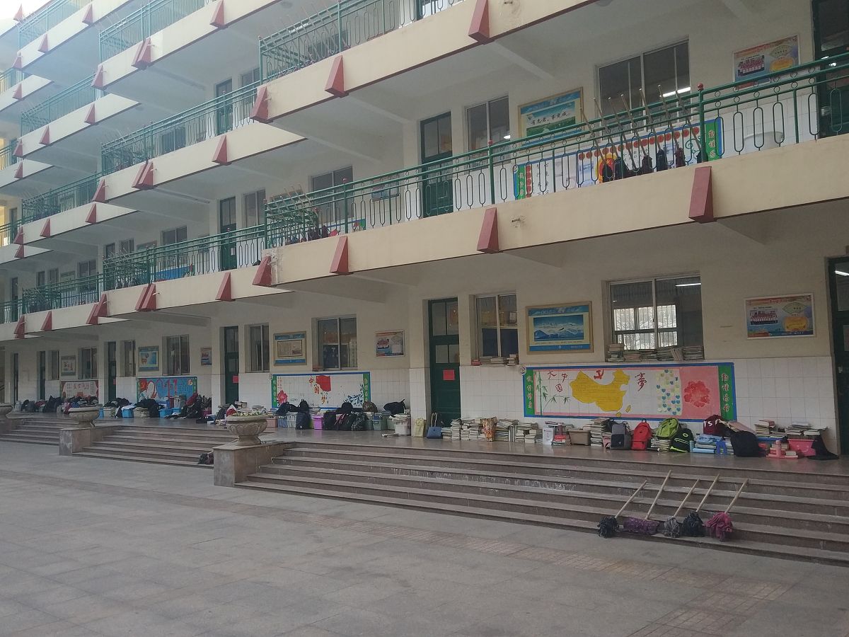 为帮助随迁子女在小升初过程中顺利衔接、平稳过渡保障2023年秋季外来商户随迁子女小升初入学报名工作平稳有序进行7月3日石牌镇小学、石牌初中对镇上有子女升学的外来商户开展了走访活动。