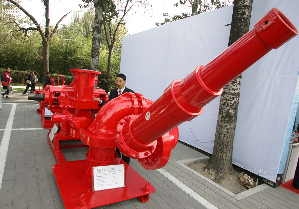 2006年东风牌消防车水炮射程水流量 200字