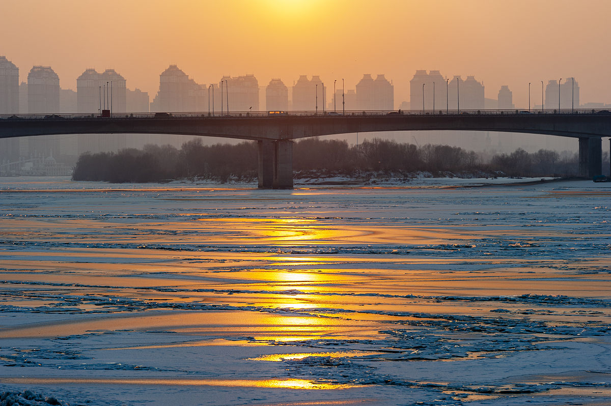 2020年12月9日,黑龙江省哈尔滨市,这时候的松花江已经全面结冰,结冰的