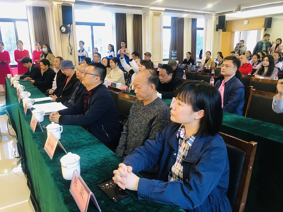 关于青春与诗人的分论点和论据