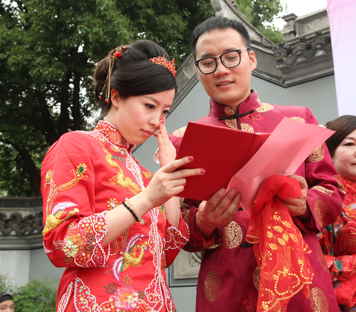 尴尬的年纪，我选择自主！模仿话语重写：生活逼我谋生，时光逼我成熟（55字）