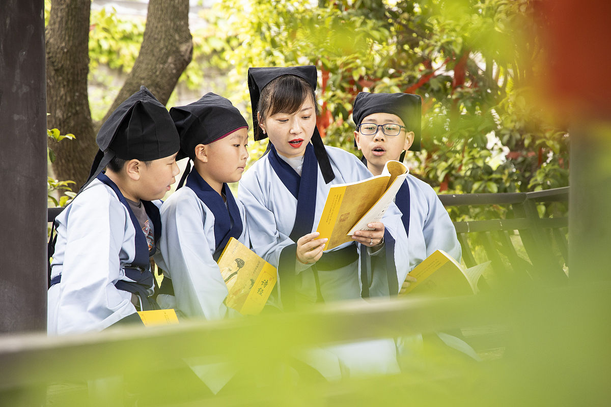 2021年4月21日,在江苏省镇江市,实验学校魅力之城分校五(2)班的师生在