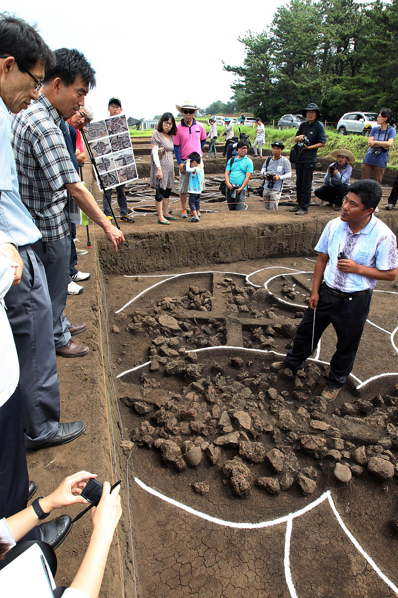 当地时间2012年7月25日,韩半岛最古新石器时代遗址--高山里先史遗址(