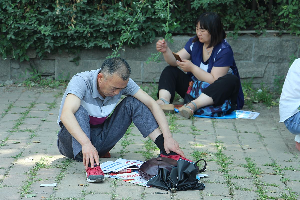 你是一名实习生实习岗位是户外导师实习内容是：1负责接听回复客户的电话以及信息及时处理客户的要求2户外活动的文案及小程序发布3收集整理行前物资4户外活动跟队户外活动的安全性5复盘考核户外领队的工作户外导师岗位的工作职责是：1、具备丰富的自然学知识爱自然、爱教育、爱孩子对自然教育有热忱；2、有户外生存经验、户外技能相关知识的储备3、 有一定的亲和力具备良好的户外组织能力及应变能力户外现场授课能够Hol