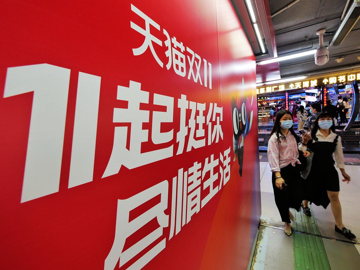 2020年11月1日,广州,天猫双11主题进地铁,主题口号是"天猫双11,11起挺