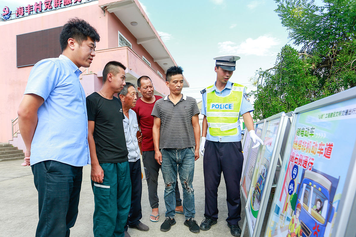 7月27日上午8：00——9：00 锦绣路口宣传交通知识 担有台风带来的暴雨9：00——10：30 市交通管理局 参观学习活动总结