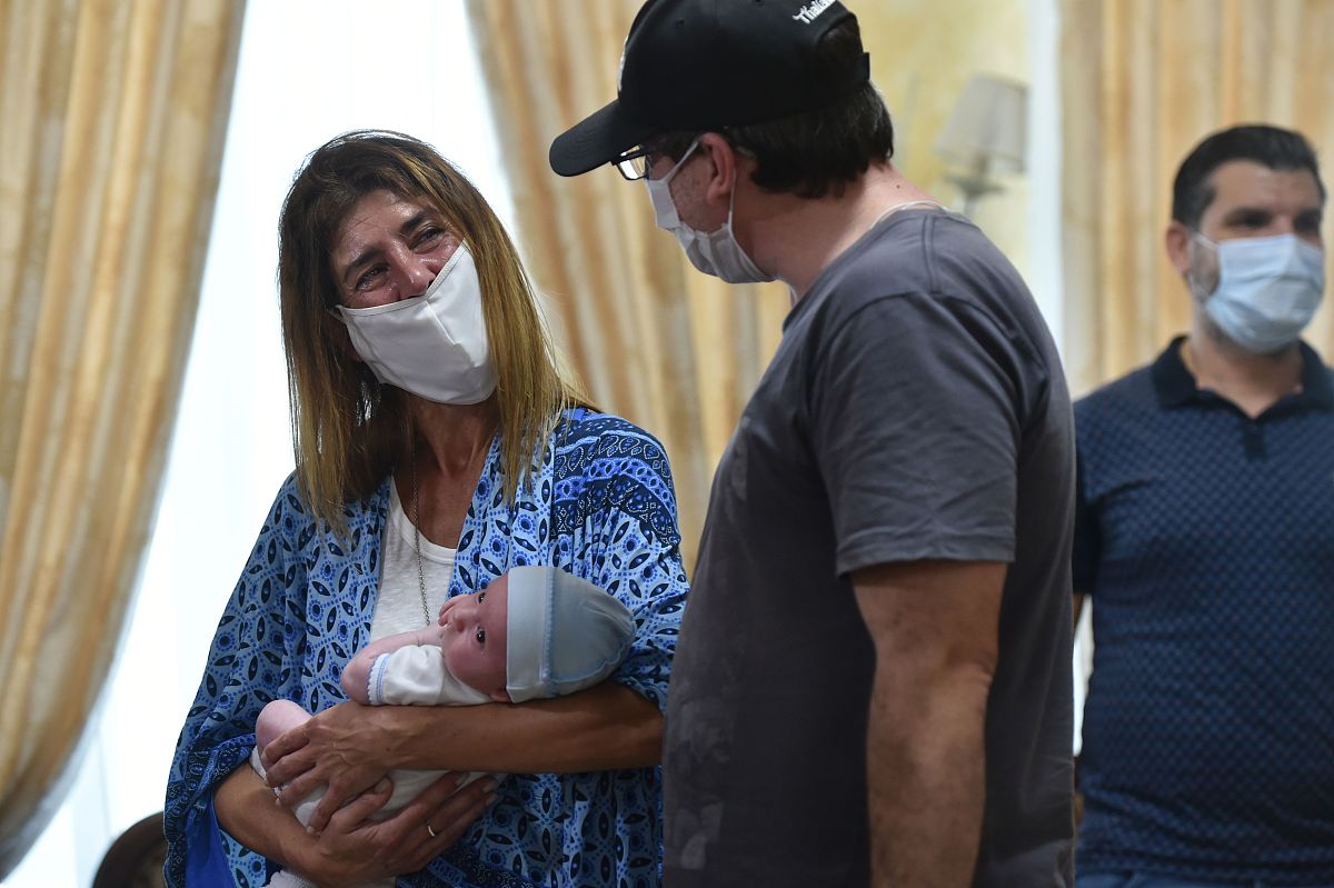 翻译：您好您现在有空吗？我还可以问你几个问题吗？ 上次你说 16000美金可以包含一次ivf1一次fet egg donor 和8个pgs 。代孕妈妈的费用是 650000泰铢19000美元。所以一共是35000美元可以覆盖大概得费用吗？如果代孕妈妈怀孕了怀孕期间的产检费用我给你1000美元。分娩的费用你不用负责我额外支付。你看可以吗？所以总共是36000美元。 如果我想要孩子再中国出生你可以确保