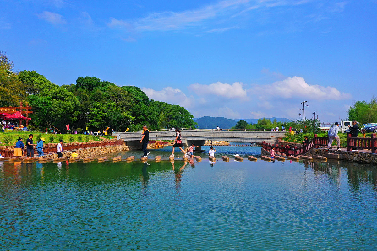 根据东丰县的乡村振兴事业和历史沿袭写一首诗歌