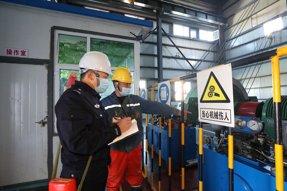 领导开展安全生产代班检查，确保工作安全