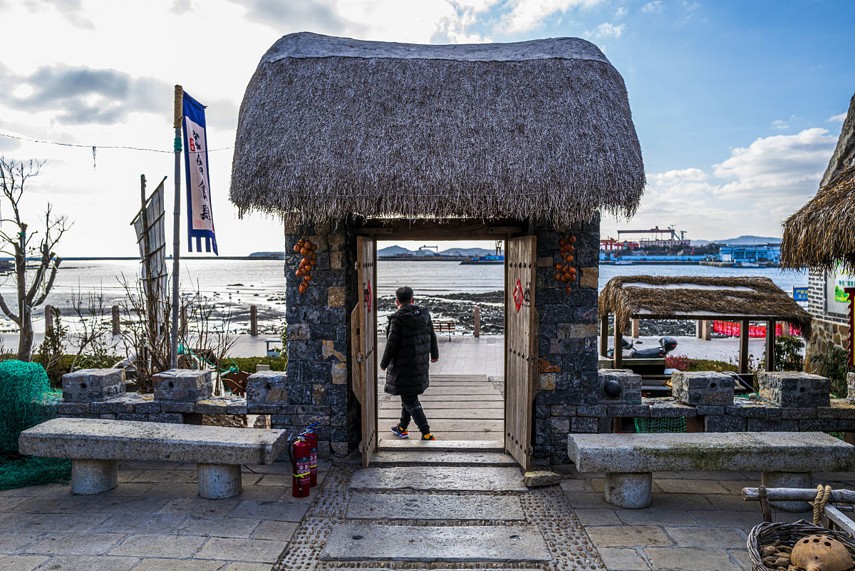 2022年1月20日,山东威海荣成,烟墩角村海草房.