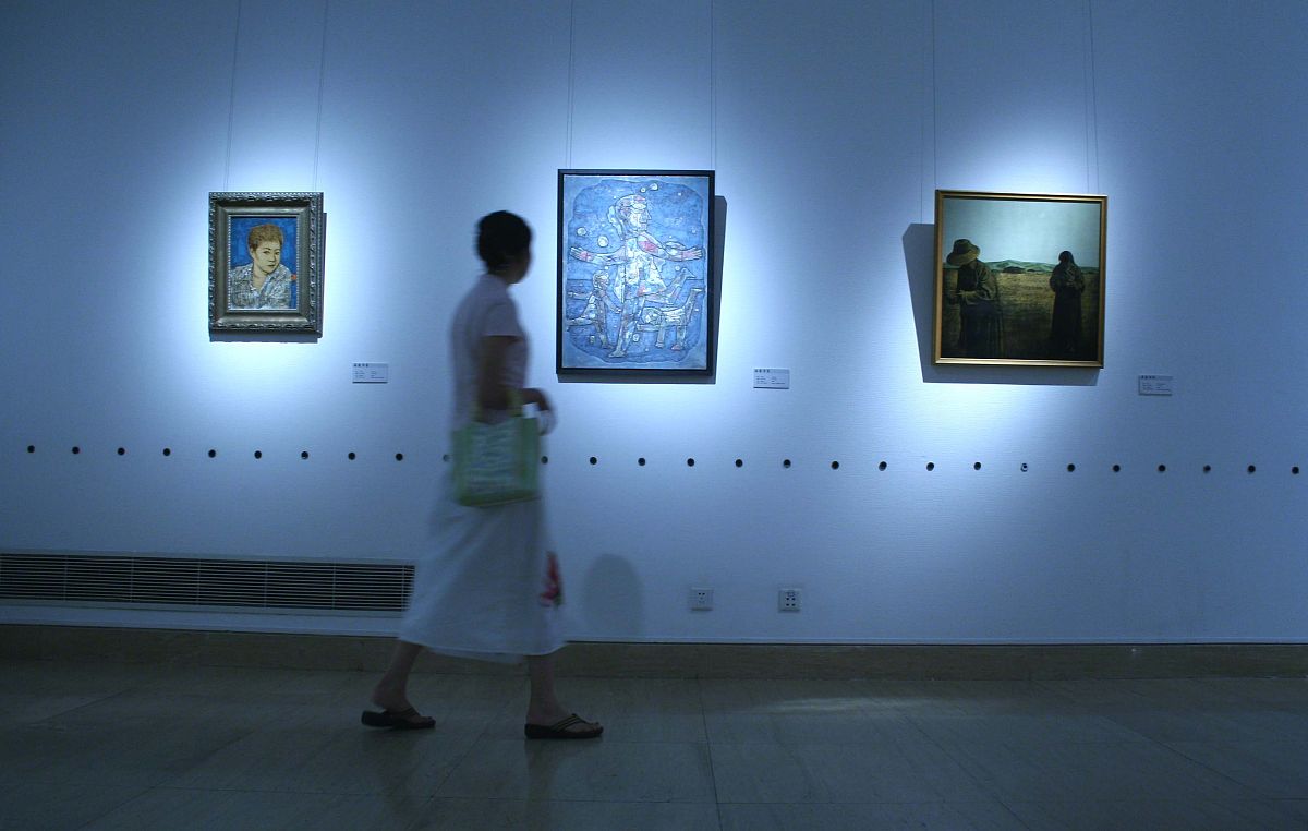2006年8月25日,梁远漆艺展在中国美术馆开幕,共展出漆器,漆画,漆塑等
